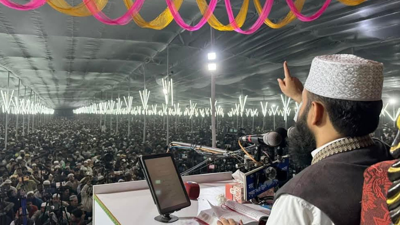 জাতীয় ঐক্যের আহ্বান জানিয়েছেন ইসলামি বক্তা আজহারী